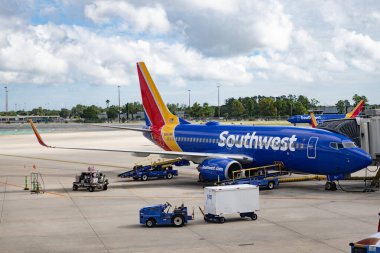 Orlando, Florida, ABD - 10 Ağustos 2025: Güneybatı Havayolları 'nın uçağı geldi. Kalkış ve varış havaalanı. Amerikan havacılık havayolları. Güneybatı havayolu uçağı havaalanından kalkıyor..
