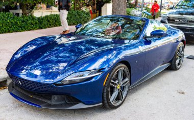 Miami, Florida, ABD - 26 Ocak 2025: Üstü açık spor araba Ferrari Roma Örümceği. Ferrari Roma Örümceği dışarıda park etmiş. Mavi spor araba, köşe manzaralı. 2024 Ferrari Roma Spider üstü açık spor araba.