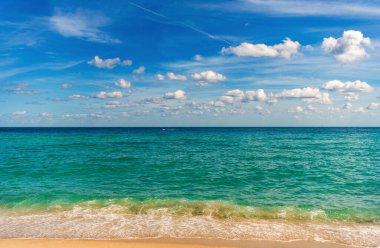 Yaz tatilinde gün batımı deniz manzarası. Deniz bulutlu gökyüzü ile ufuk çizgisi. Denizde sakin bir ufuk. Romantik yaz tatili deniz manzarası. Deniz manzarası cenneti. Okyanus sahilinde gün doğumu. Mavi deniz.