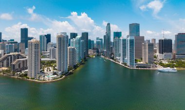 Miami Brickell 'in ünlü simgeleri. Miami 'deki Brickell' in insansız hava aracı görüntüsü. Brickell bölgesinde iş. Biscayne Körfezi Florida ikonik şehir kıyıları gündüz gözüyle