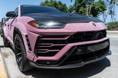 Miami, Florida, ABD - 26 Temmuz 2025 Lamborghini Urus lüks SUV, pırıl pırıl pırıl pırıl pırıl pırıl ayar. Lüks mor renkli Lamborghini Urus. Lamborghini Urus 'un arabası dışarı park edilmiş, köşe manzaralı..