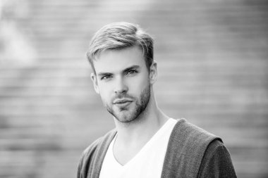 Milenyum portresi. Genç milenyum adamı. Şık bir erkek portresi. Sıradan bir adam. Adamın şık saçları var. Moda görünümlü saçlı bir adam. Sıradan bir erkek portresi. Kesme biçimi.