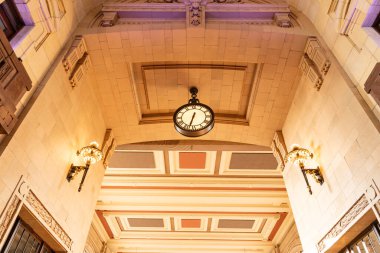 Kapalı mekandaki klasik saat. Tren istasyonunda büyük bir sokak nöbeti. Tavandaki klasik sokak saati. Eski küçük kasaba saati. Zaman ve dakiklik. Klasik şehir devriyesi. Sokak saati.