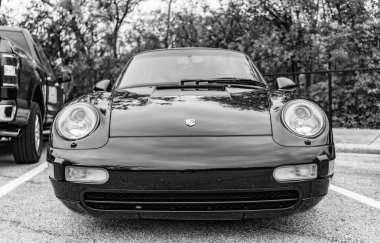 Chicago, Illinois - 29 Eylül 2024: Porsche 911 Carrera S siyah rengi. Porsche 911 Carrera S sokağa park etmiş. ön görünüm