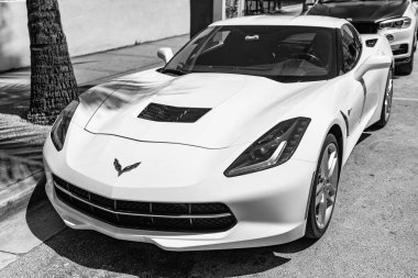 Miami Beach, Florida USA - 9 Haziran 2024: Chevy Corvette Stingray C7 Miami Beach 'te. Beyaz Chevy Corvette