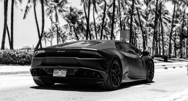 Miami Beach, Florida USA - 9 Haziran 2024 Lamborghini Huracan, Miami Beach Ocean Drive 'da siyahlara büründü. Lamborghini lüks bir İtalyan otomobil üreticisi.