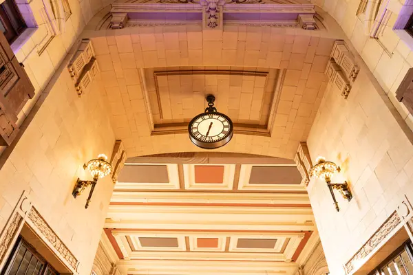 Kapalı mekandaki klasik saat. Tren istasyonunda büyük bir sokak nöbeti. Tavandaki klasik sokak saati. Eski küçük kasaba saati. Zaman ve dakiklik. Klasik şehir devriyesi. Sokak saati.