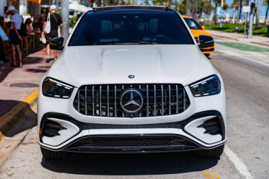 Miami, Florida, ABD - 15 Şubat 2025 Mercedes Benz sınıfı GLE SUV. Lüks SUV Mercedes Benz sınıfı GLE. Mercedes Benz GLE dışarıda park halinde. Beyaz araba, ön manzara..
