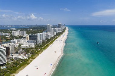 Miami sahil şeridinin hava manzarası. Miami Beach 'te gökdelenler ve gökdelenler. Yaz Miamis titreşimleri. Miami Sahili 'nin panoramik manzarası