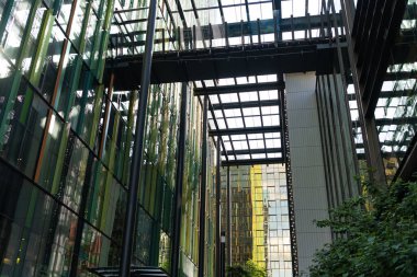 Camdan dış plan. Mimarlık. Dış mimari inşaatı. Bina arka planı. Cam arka plan binası. Mimari detay. Mimarinin arka planı. Modern cam arkaplan.