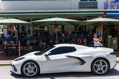 Miami, Florida, ABD - 26 Temmuz 2025: lüks spor arabası Chevrolet Corvette C8. Üç araba Chevrolet Corvette C8 gri renkli, dışarıda park edilmiş, köşe manzaralı. Chevrolet Corvette C8 spor araba.