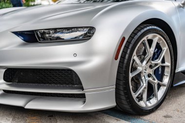 Miami, Florida, ABD - 02 Nisan 2025: gümüş maddeli spor araba, ışık manzaralı. Bugatti Chiron spor hiperaraba. Lüks hiperaraba spor araba Bugatti Veyron. Araba Bugatti Chiron dışarı park etmiş..