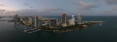 Miami Panorama 'sı yukarıdan. Gökdelenleri olan South Pointe plajı. Miami şehri panoraması. Miami Sahili 'nin okyanus manzarası