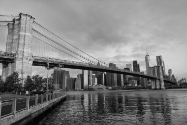 Brooklyn köprüsünden Manhattan 'a. New York 'un şehir mimarisi. New York 'un Brooklyn Köprüsü. Brooklyn dönüm noktası. Gökdelen mimarisi olan Manhattan şehir manzarası. Hudsson Nehri.