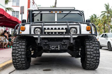 Miami, Florida, ABD - 14 Temmuz 2025: 1993 General Hummer SUV arabası. Lüks SUV AM General Hummer. Car AM General Hummer dışarıda park halinde. Beyaz araba, köşe manzaralı.