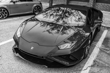 Chicago, Illinois - 29 Eylül 2020 Lamborghini Huracan LP 640-4 EVO Spyder. Kırmızı 2020 Lamborghini Huracan LP 640-4 EVO Spyder sokağa park etmiş. Lamborghini İtalyan lüks arabasıdır.