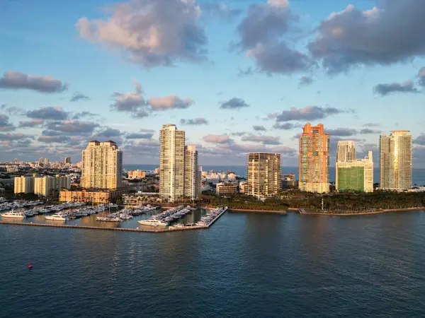 Yat Miami marinasına yanaştı. Miami 'deki kıyı şeridinin havadan görüntüsü. Yelkenli Miamis kıyısı boyunca ilerliyor. Limanın yukarısındaki Miami silueti. Miami 'nin ünlü deniz piyadesi. Yatı olan Marina.