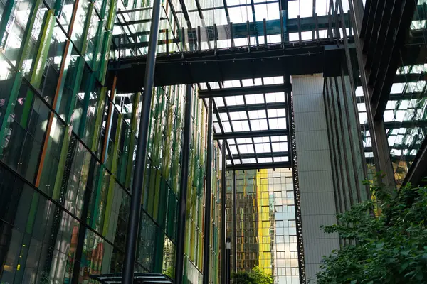 Camdan dış plan. Mimarlık. Dış mimari inşaatı. Bina arka planı. Cam arka plan binası. Mimari detay. Mimarinin arka planı. Modern cam arkaplan.