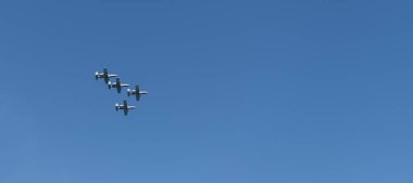 Gökyüzünde V şeklinde dört savaş uçağı. Filo. Hava Kuvvetleri Günü. Uçak filosu görev başında. Amerikan Hava Kuvvetleri. Askeri hava kuvvetleri savaş uçağı mavi gökyüzüne karşı tam gaz uçuyor. Hava Kuvvetleri jeti.