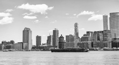 New York finans bölgesi manzarası Paulus Kanca İskelesi Jersey City, New Jersey 'de. New York, ABD. Manhattan, New York, New York, New York, Skyline. New York 'taki Lower Manhattan ve One World Trade Center, New Jersey Panoramic view on Manhattan