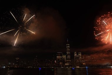New York Manhattan havai fişekleri arifesinde. Manhattan 'da havai fişekler. New York 4 Temmuz Havai fişekleri. Flashing Fireworks ile New York City Skyline Manhattan. Bağımsızlık Günü