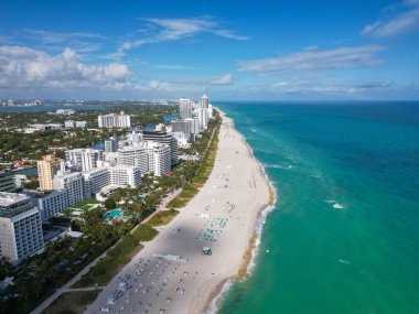 Güney Miami Sahili 'nin en iyi manzarası. Miami 'nin ünlü sahil şeridinin insansız hava aracı görüntüsü. Gökdelenleri olan Miami Beach gökdelenleri. Yazın Miami Sahili 'nin havadan görünüşü