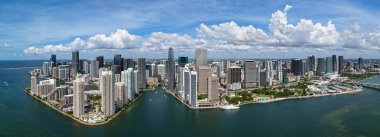 Miami 'deki Brickell Panoraması. Güneşli bir günde Miami 'nin gökyüzü manzarası. Miami Plajı ve Brickell 'in panorama manzarası. Brickell ünlü bir panorama. Miami şehir merkezi manzarası