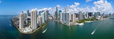 Miami 'de Brickell' in hava manzarası. Güneşli bir günde Miami 'nin göbeğinde. Miami Sahili ve Brickell 'in manzarası. Brickell 'in ünlü simgeleri. Miami şehir merkezi manzarası