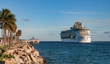 Miami, Florida, ABD - 24 Aralık 2024: Royal Karayipler Uluslararası Gemi Gemisi. Gemi turu. Gemi yolculuğa başlıyor. Deniz Gezisi Gemi Yolculuğunun Bağımsızlığı. Yaz tatilinde gezmek.