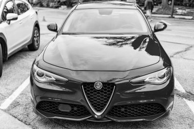 Chicago, Illinois - 29 Eylül 2024: 2017 Alfa Romeo Giulia kırmızı renk. 2017 Alfa Romeo Giulia sokağa park etmiş. 2017 Alfa Romeo Giulia ünlü İtalyan spor arabasıdır. ön görünüm