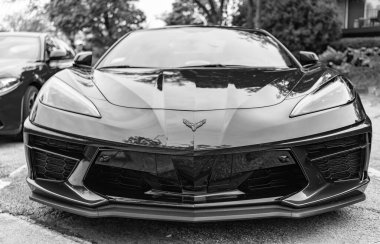 Chicago, Illinois - 29 Eylül 2024 Chevrolet Corvette Stingray kırmızı renk. Chevrolet Corvette Stingray sokağa park etmiş.