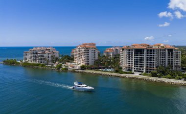 Miami Plajı 'nda yat gezintisi. Miami 'de turkuaz sulardaki teknelerin havadan görüntüsü. Miami 'de yat inzivası