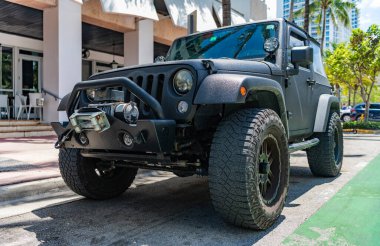 Miami, Florida, ABD - 13 Nisan 2025: Işıldayan gri parıltılı pırıltılı ayarı olan Jeep Wrangler arabası. Kamyonet kamyonu Jeep Wrangler. Araba Jeep Wrangler dışarıda park etmiş. Gri kamyonet, köşe manzaralı..