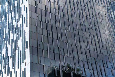 Bina arka planı. Cam yansıtıcı bina. Mimari detay. Mimarinin arka planı. Modern cam arka plan. Camdan dış plan. Mimarlık. Dış mimari inşa ediliyor.