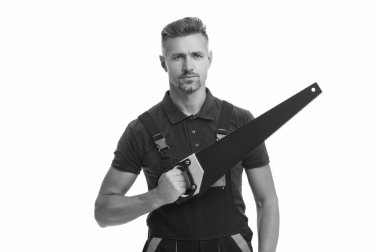 Testere kullanan bir adam. El testereli marangoz beyazı soyutlamış. Üniformalı işçi. İşçi adam testereyi beklesin. Oduncu testeresi. Marangoz inşaatçısı çalışıyor. El testeresi.