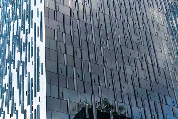 Bina arka planı. Cam yansıtıcı bina. Mimari detay. Mimarinin arka planı. Modern cam arka plan. Camdan dış plan. Mimarlık. Dış mimari inşa ediliyor.