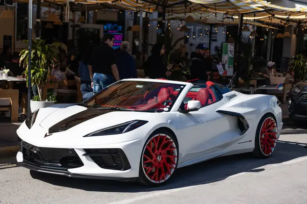 Miami, Florida, ABD - 25 Ocak 2025 Chevrolet Corvette C8 spor araba. Lüks beyaz Chevrolet Corvette C8. Chevrolet Corvette C8 'in arabası dışarıda park edilmiş, köşe manzaralı..
