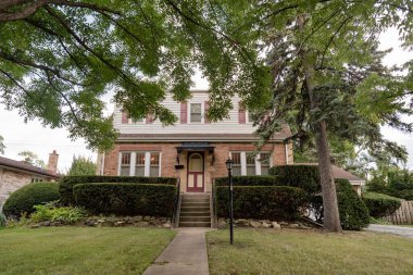 Konut mülk evi. Konut mimarisi. Banliyö mahallesi. Banliyö ev mimarisi. Özel ev. Mahalle mimarisi. Mahallede mülk.