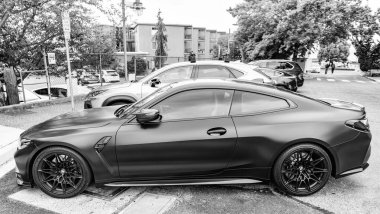 Seattle, WA, ABD - 22 Temmuz 2024: Matte Black BMW M4 Yarışması. BMW, lüks araç ve motosiklet üreticisi bir Alman çokuluslu üreticisi. BMW prestijli bir arabadır. yan görünüm.