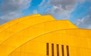 Günbatımına karşı modern mimari. Mimari geometrik detay. Dış görünüş ve modern şekil. Geometrik bina tasarımı. Modern mimari. Geometrik şekil.