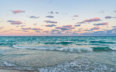 Yaz tatilinde bulutlu gökyüzü ve deniz manzarası. Deniz ufkuyla gökyüzü. Deniz doğarken sakin ufuk manzarası. Deniz manzarasında romantik yaz tatili gündoğumu. Deniz ufku manzarası. Deniz meltemi.