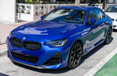 Miami, Florida, ABD - 15 Şubat 2025: mavi renkli spor arabası, köşe manzaralı. BMW M240i spor coupe arabası. Lüks araba BMW M240i. Araba BMW M240i dışarı park edilmiş..