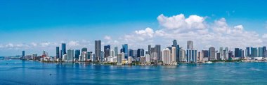 Miami 'deki Brickell Panoraması. Güneşli bir günde Miami 'nin gökyüzü manzarası. Miami Plajı ve Brickell 'in panorama manzarası. Brickell ünlü bir panorama. Miami şehir merkezi manzarası