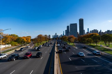 Chicago, Illinois, ABD - 25 Ekim 2024: Şehir yolu araba dolu. Şehir sonbaharı. Şehir yolu otoyolu. Autumn Road otoyolunda araba trafiği. Şehir hedef otoyolu.