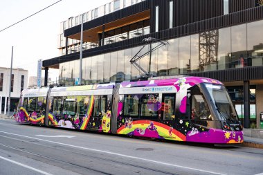 Kansas City, Missouri, ABD - 07 Ağustos 2025: Elektrikli tramvay taşımacılığı. Şehir tramvayı. Şehir caddesinde tramvay var. Toplu taşıma araçlı bir şehir caddesi. Toplu taşıma. Tramvaylı sokak.
