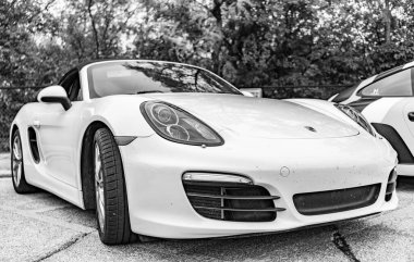 Chicago, Illinois - 29 Eylül 2024: Porsche Boxter 's üstü açık beyaz. Porsche Boxter 's White caddeye park etmiş..