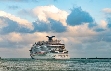 Miami, Florida, ABD - 16 Aralık 2024 Yaz Tatili Seyahati. Karnaval yolcu gemisi. Gemi turu ve deniz seyahati. Gemi Miami limanından ayrılıyor. Seyahat ediyorum. Karnaval Horizon gemi yolculuğu..