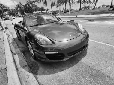 Miami Beach, Florida USA - Haziran 89, 2024: 2018 Porsche 718 Boxter mavisi Miami sahilinde. Ocean 'daki lüks araba porshche Miami plajına gidiyor..