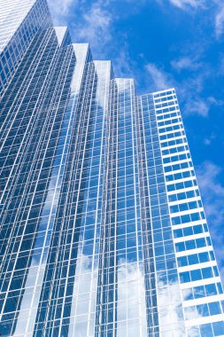 Modern cam bina. Yansıtıcı cam mimarisi. İş sahasında mimarlık. Mimarlık. İş binası. Cam bina. İş şehri. Şehir mimarisi.