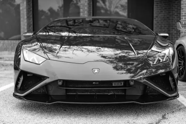 Chicago, Illinois - 29 Eylül 2020 Lamborghini Huracan LP 640-4 EVO Spyder. Kırmızı 2020 Lamborghini Huracan LP 640-4 EVO Spyder sokağa park etmiş. Lamborghini İtalyan lüks arabasıdır.